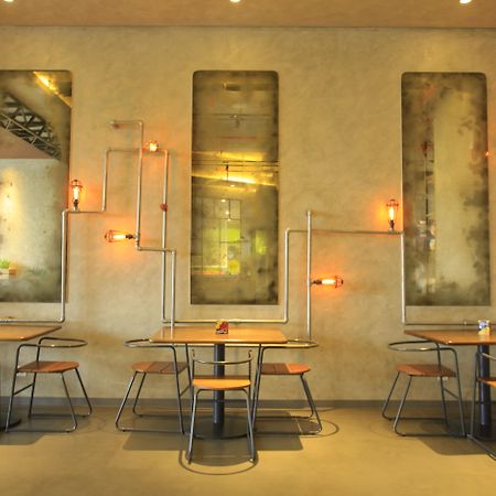 Yello Hotel Jemursari Surabaya Kültér fotó