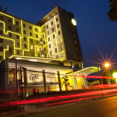 Yello Hotel Jemursari Surabaya Kültér fotó