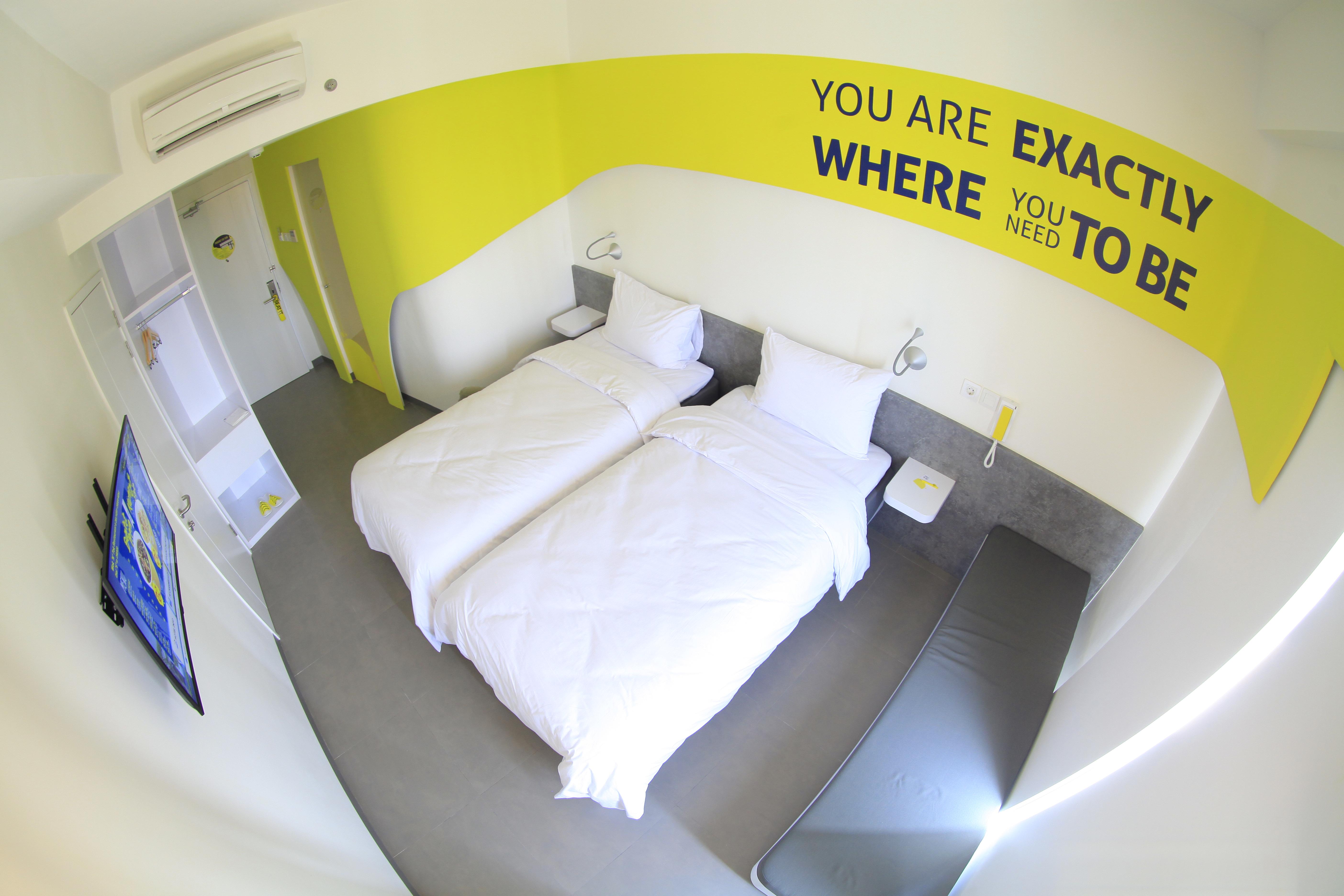 Yello Hotel Jemursari Surabaya Kültér fotó