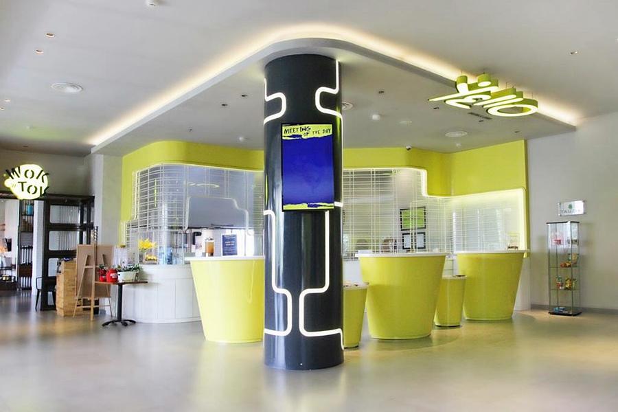 Yello Hotel Jemursari Surabaya Kültér fotó
