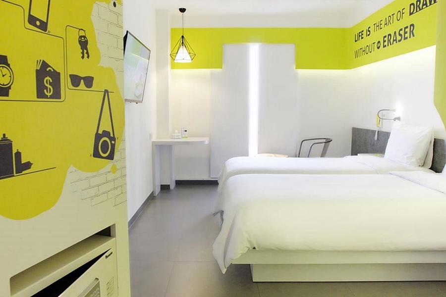 Yello Hotel Jemursari Surabaya Kültér fotó