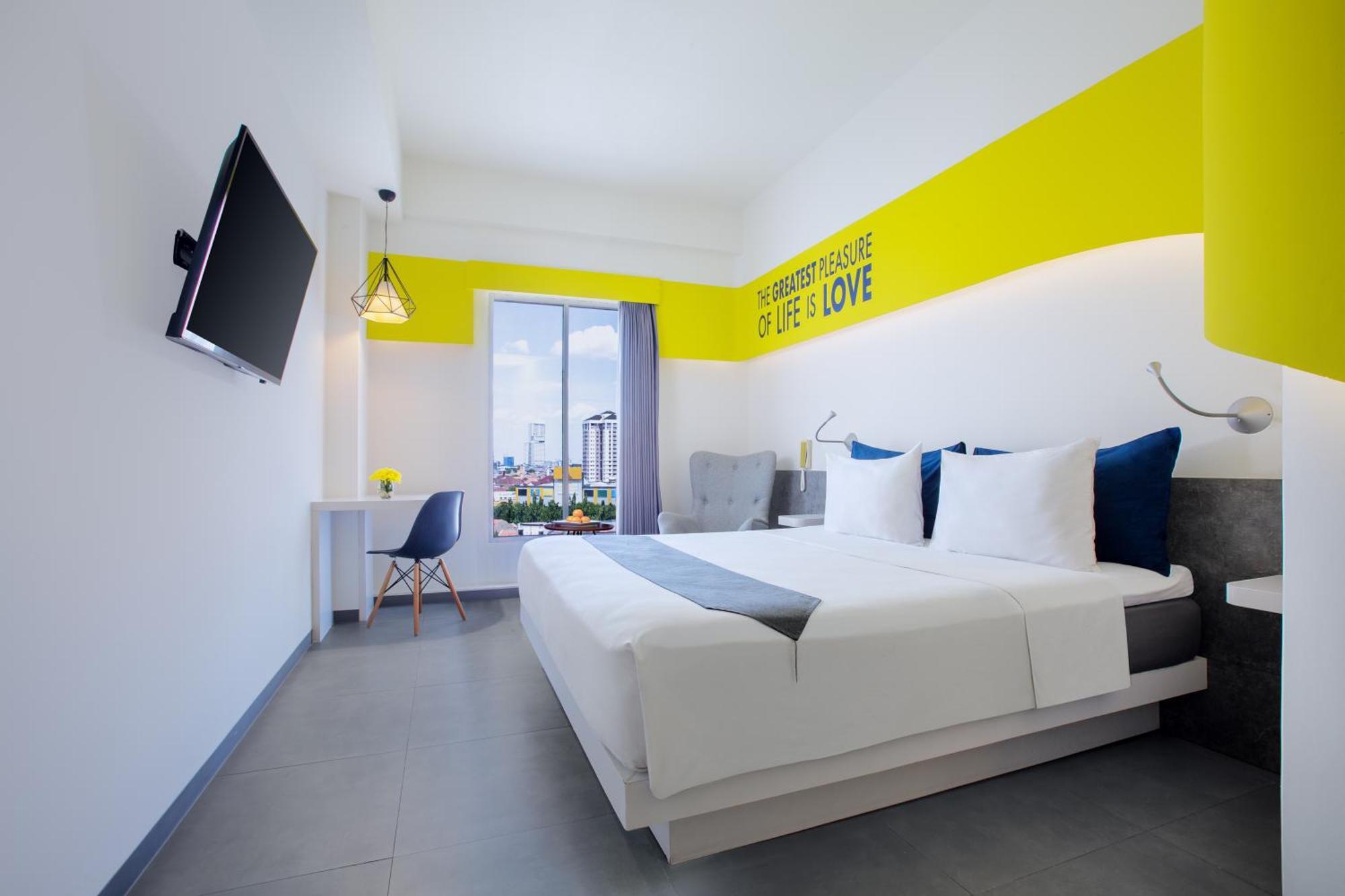 Yello Hotel Jemursari Surabaya Kültér fotó
