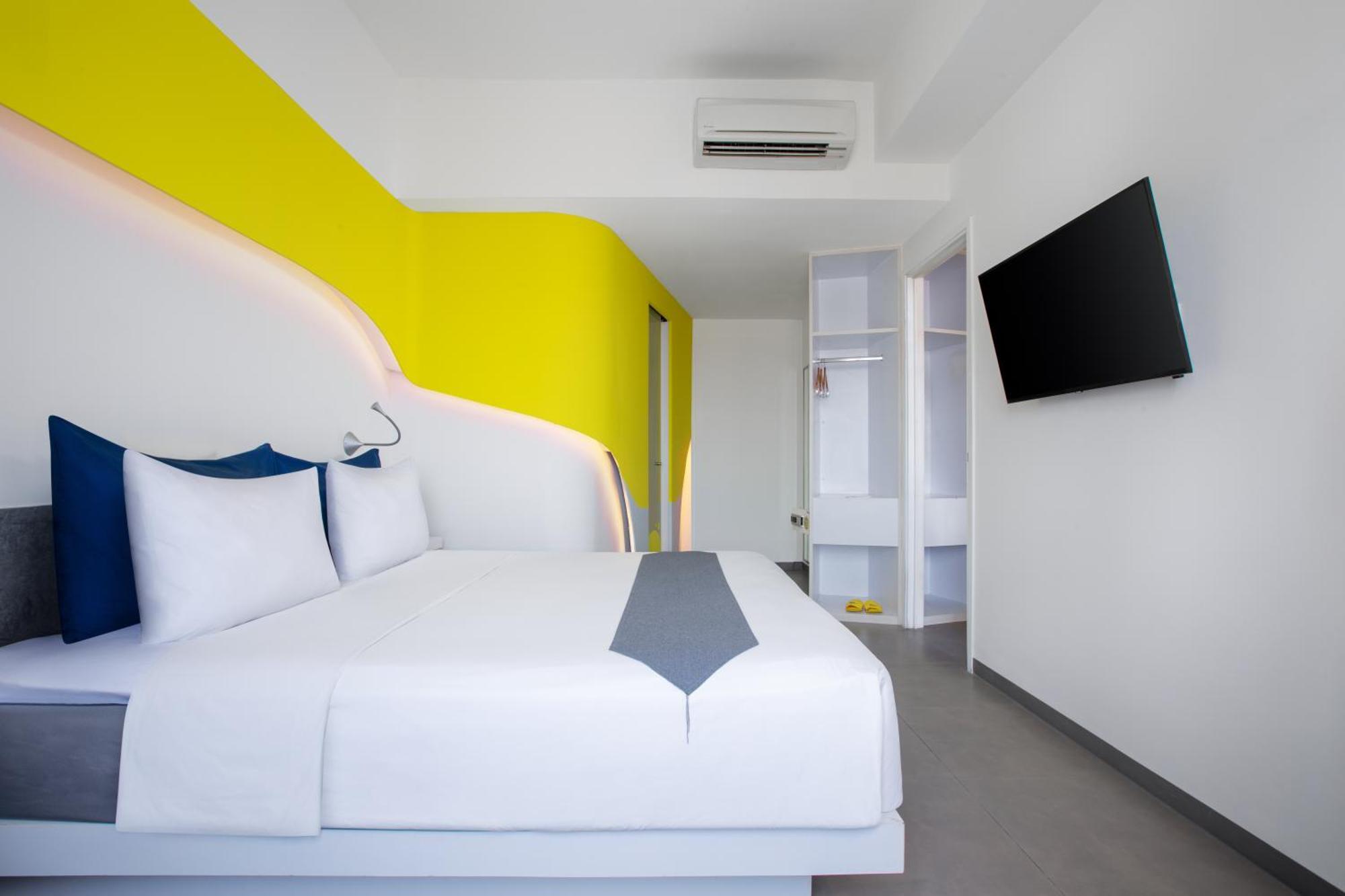Yello Hotel Jemursari Surabaya Kültér fotó