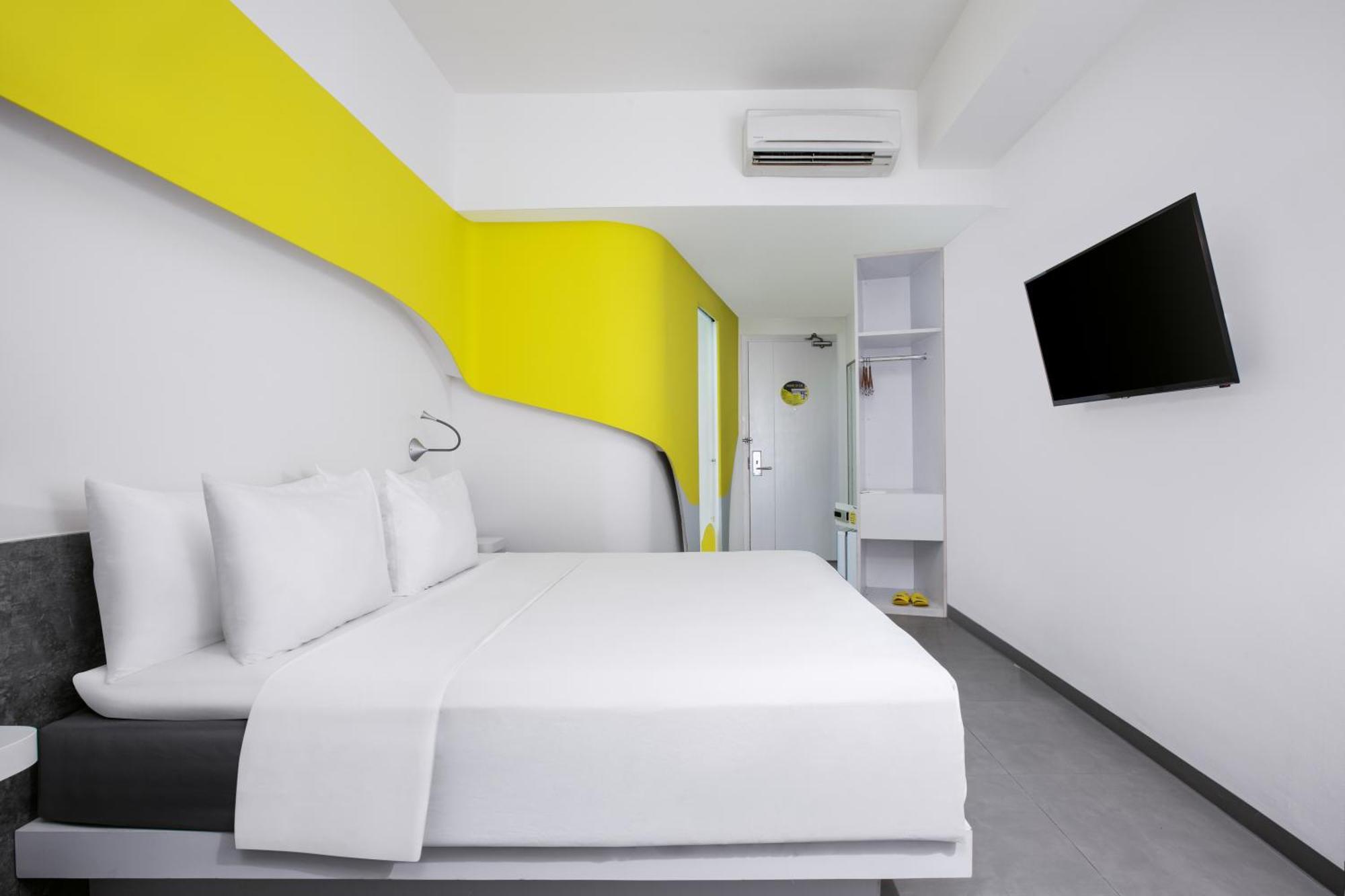 Yello Hotel Jemursari Surabaya Kültér fotó