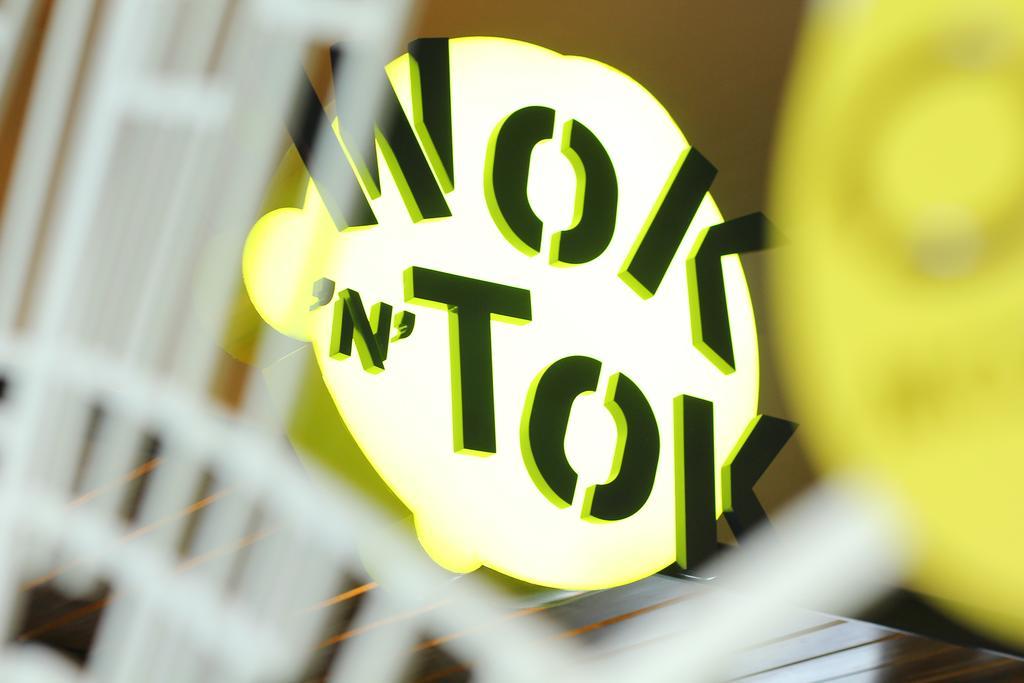 Yello Hotel Jemursari Surabaya Kültér fotó