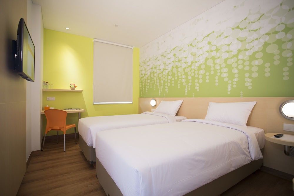 Yello Hotel Jemursari Surabaya Kültér fotó