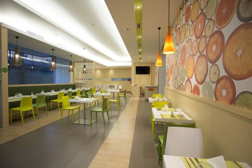 Yello Hotel Jemursari Surabaya Kültér fotó