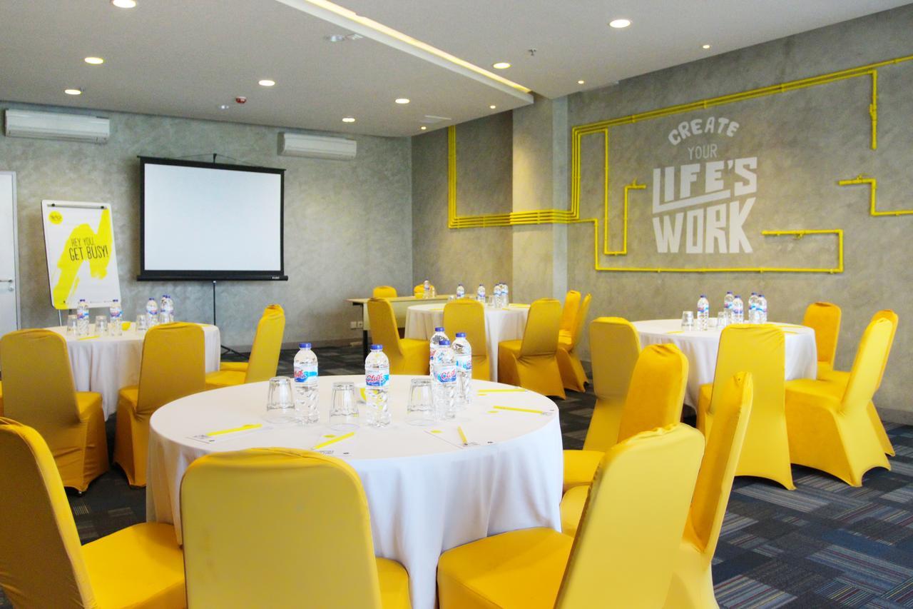 Yello Hotel Jemursari Surabaya Kültér fotó