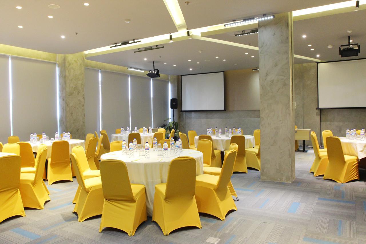 Yello Hotel Jemursari Surabaya Kültér fotó