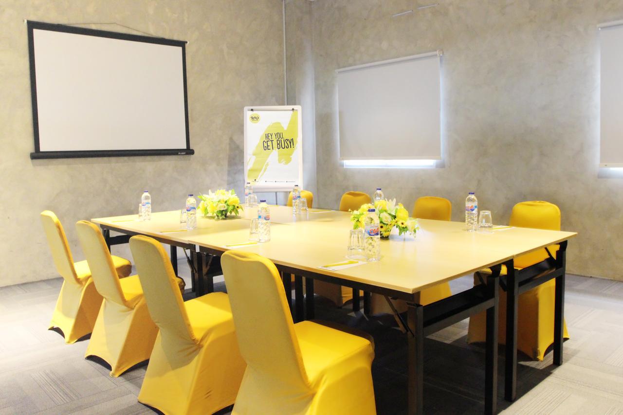 Yello Hotel Jemursari Surabaya Kültér fotó