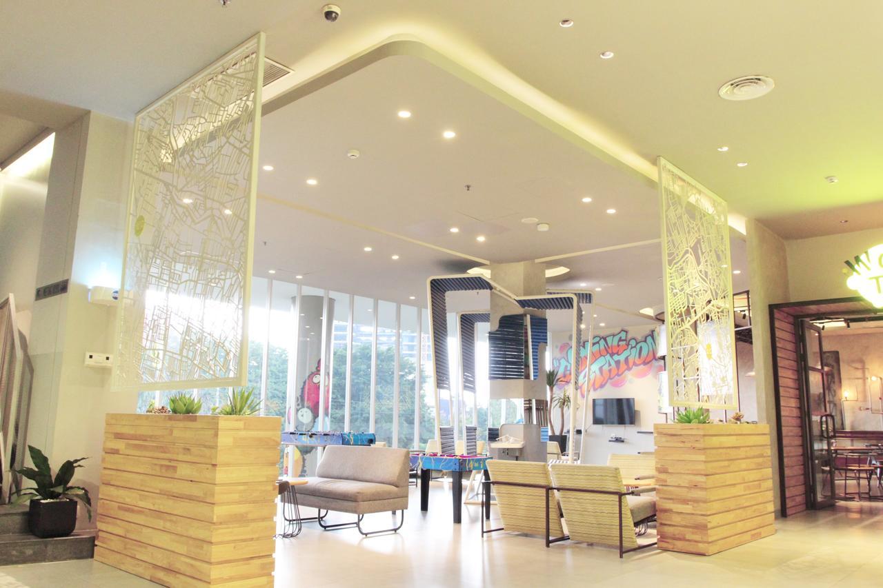 Yello Hotel Jemursari Surabaya Kültér fotó