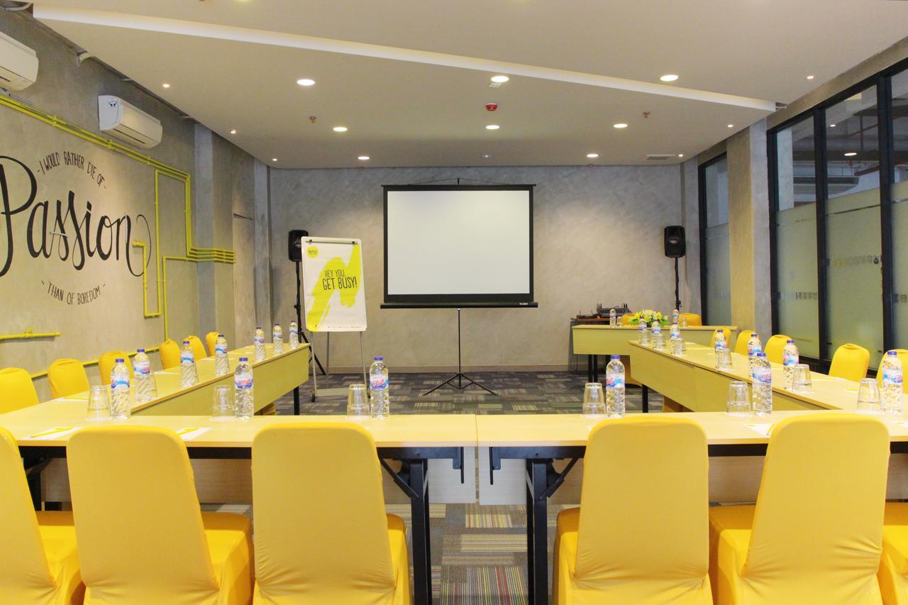 Yello Hotel Jemursari Surabaya Kültér fotó