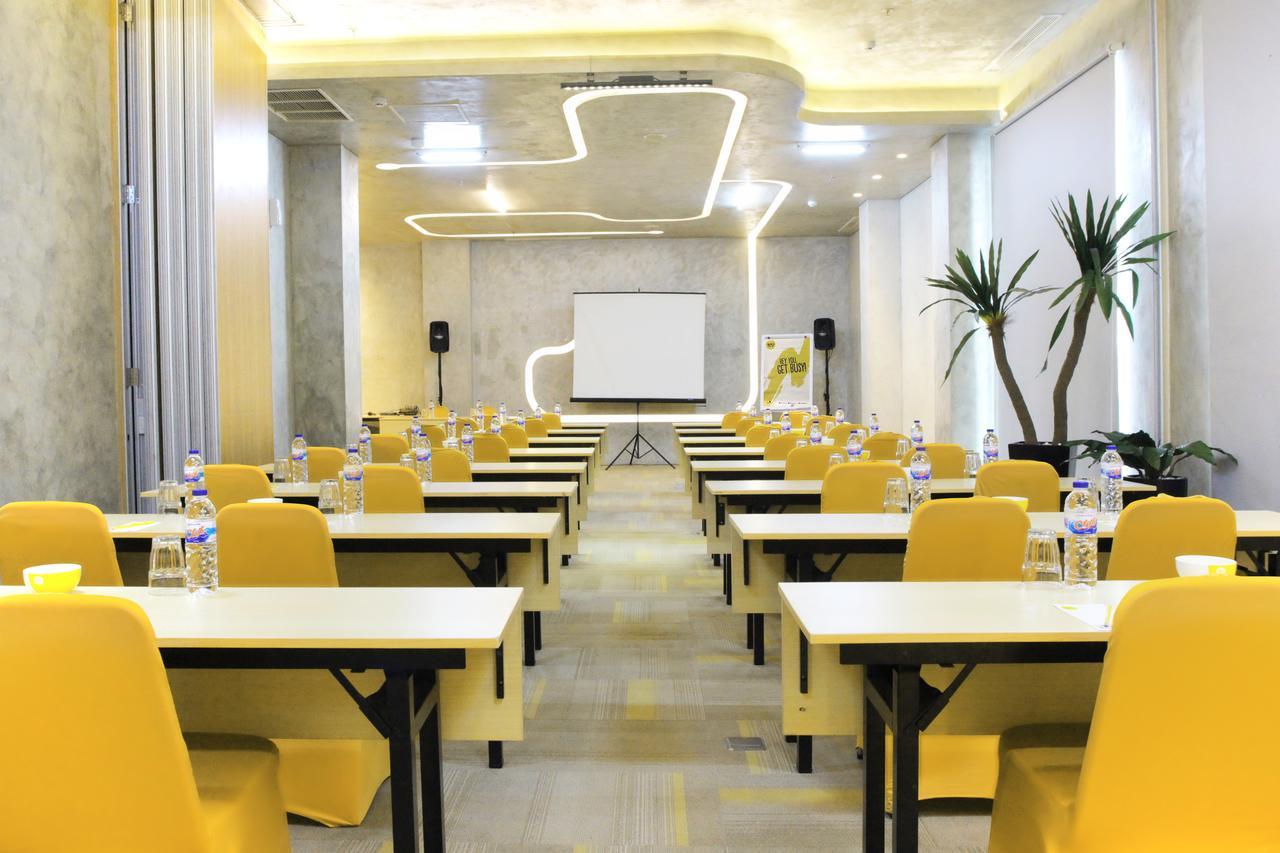 Yello Hotel Jemursari Surabaya Kültér fotó