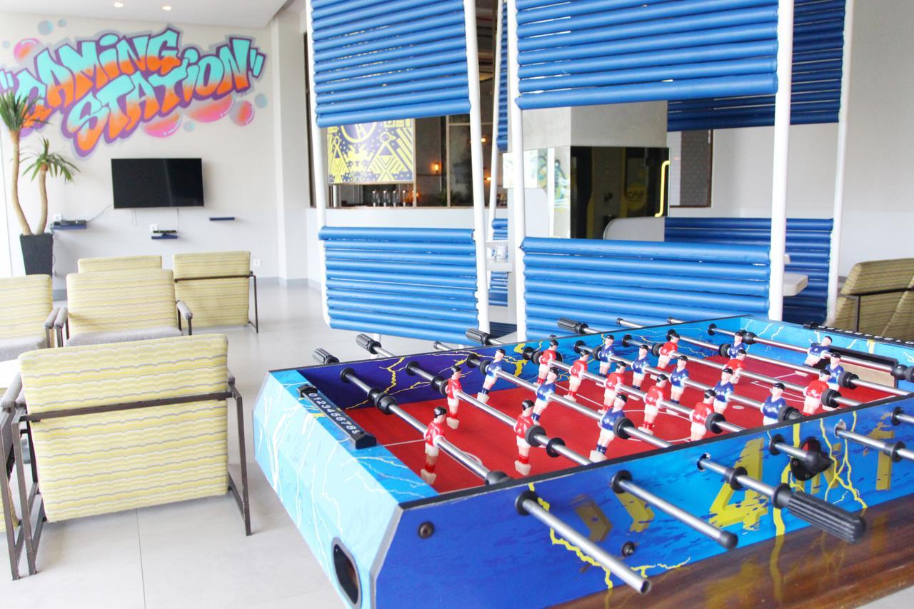 Yello Hotel Jemursari Surabaya Kültér fotó