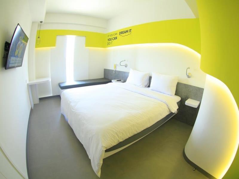 Yello Hotel Jemursari Surabaya Kültér fotó