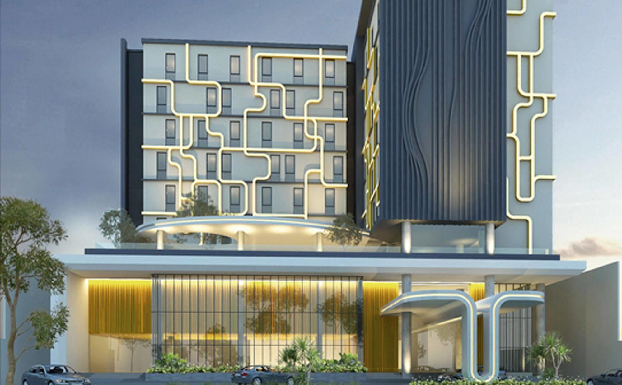 Yello Hotel Jemursari Surabaya Kültér fotó