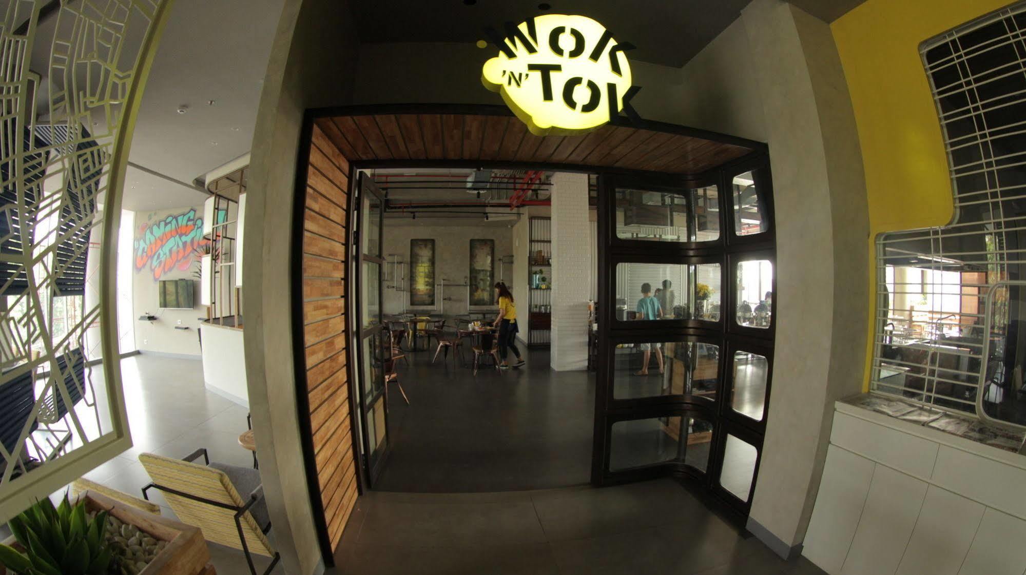 Yello Hotel Jemursari Surabaya Kültér fotó