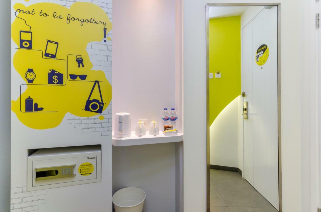 Yello Hotel Jemursari Surabaya Kültér fotó