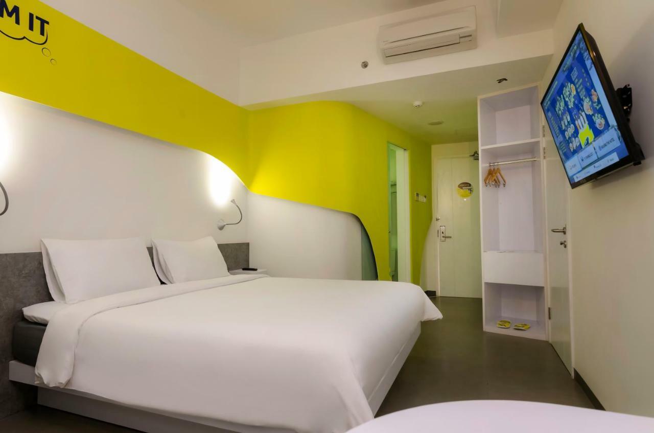 Yello Hotel Jemursari Surabaya Kültér fotó