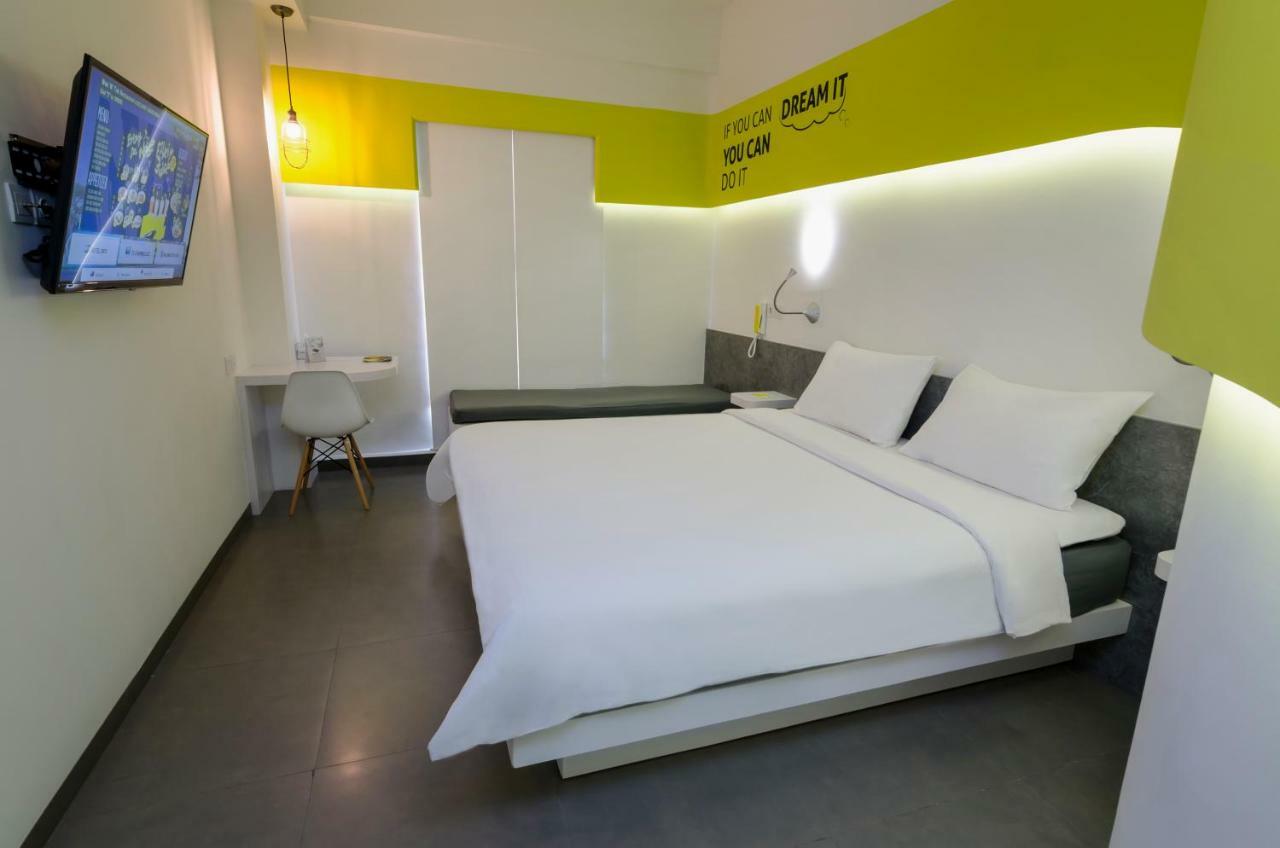 Yello Hotel Jemursari Surabaya Kültér fotó