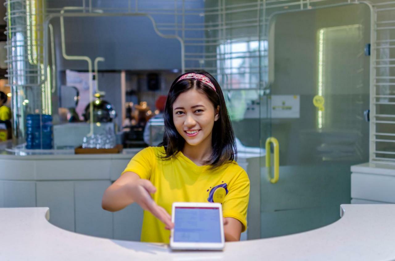 Yello Hotel Jemursari Surabaya Kültér fotó