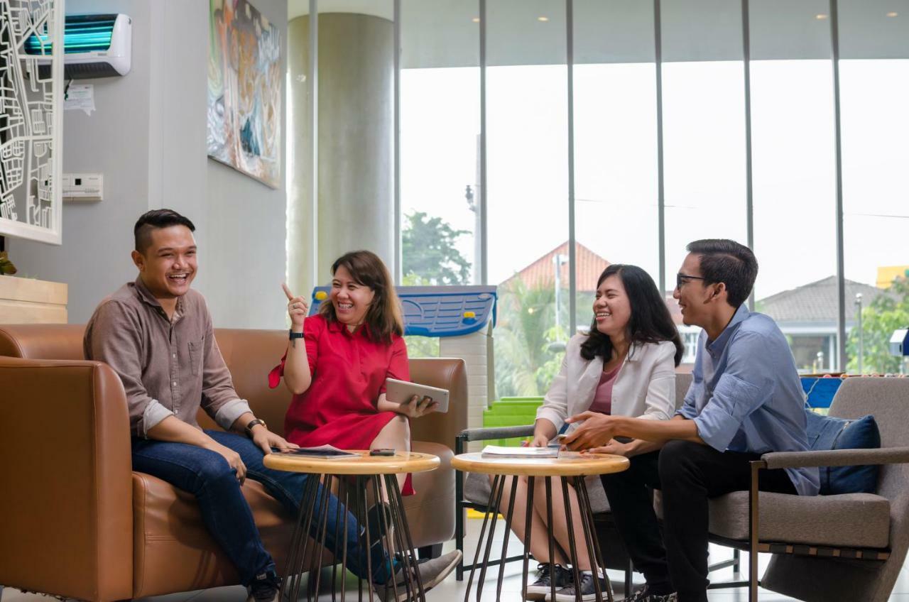 Yello Hotel Jemursari Surabaya Kültér fotó