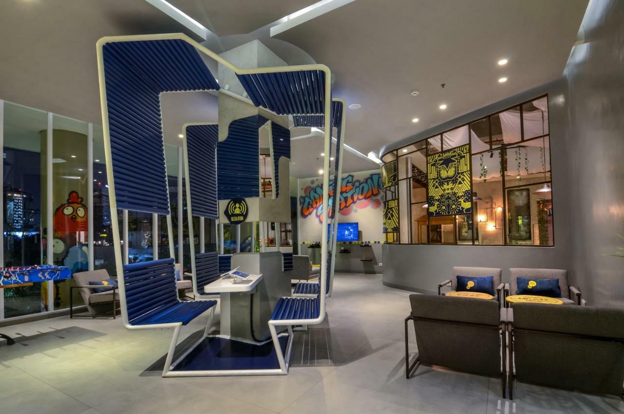 Yello Hotel Jemursari Surabaya Kültér fotó