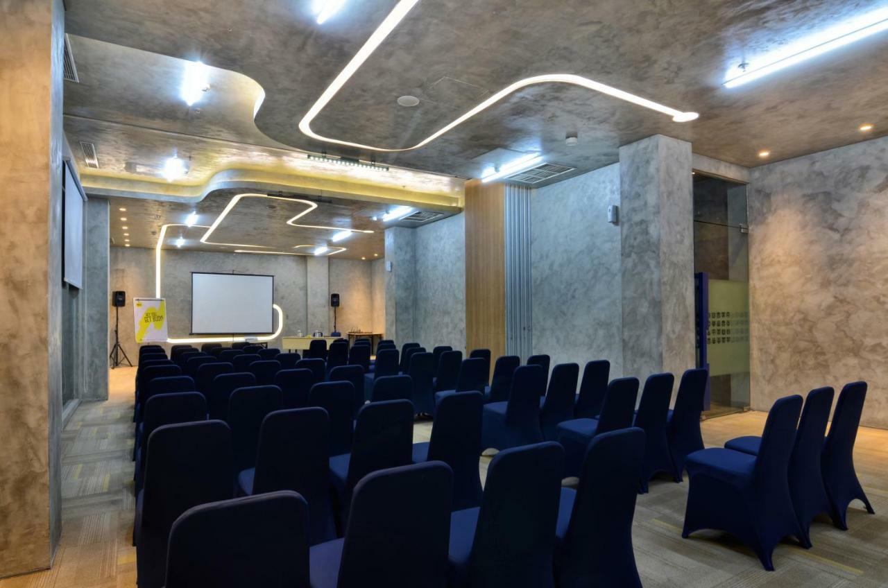 Yello Hotel Jemursari Surabaya Kültér fotó
