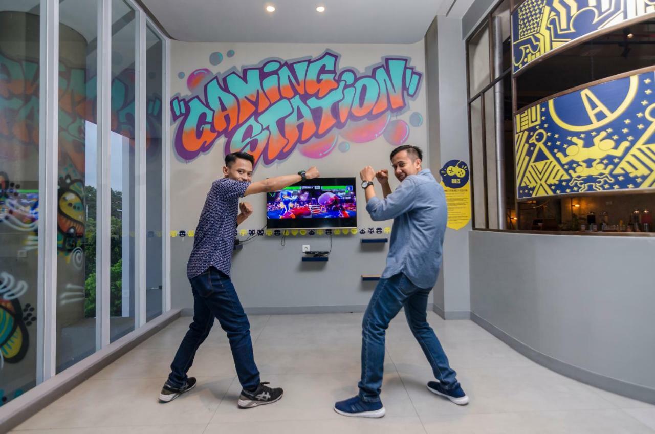 Yello Hotel Jemursari Surabaya Kültér fotó